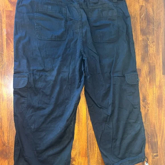 Style & Co Black Capris with Casual Comfort - Picture 4 of 4